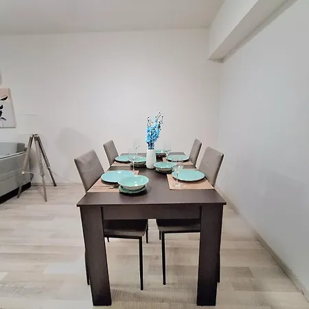 Abstract By The Sea לרנקה